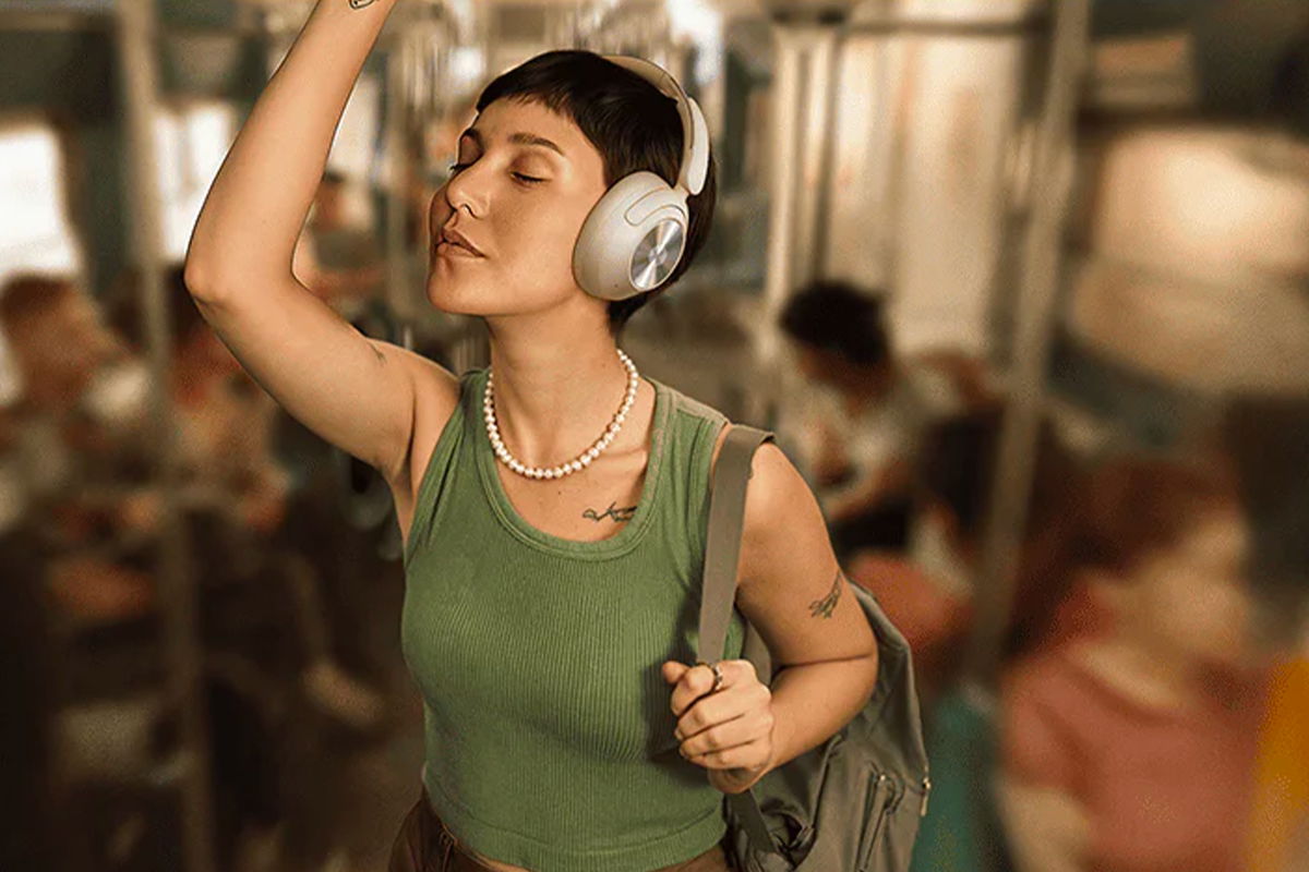 OneOdio Focus A6: la nostra recensione delle nuove cuffie wireless over ear - www Ragazza sul bus che sente la musica con isolamento del rumore - www