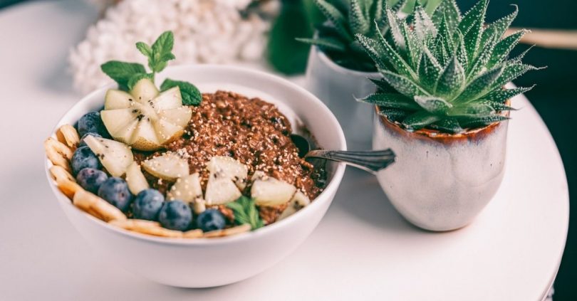 Scodelle per la colazione, caffellatte e cereali a volontà