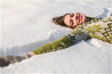 Ragazza sdraiata nella neve