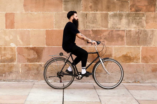 ragazzo su una bicicletta