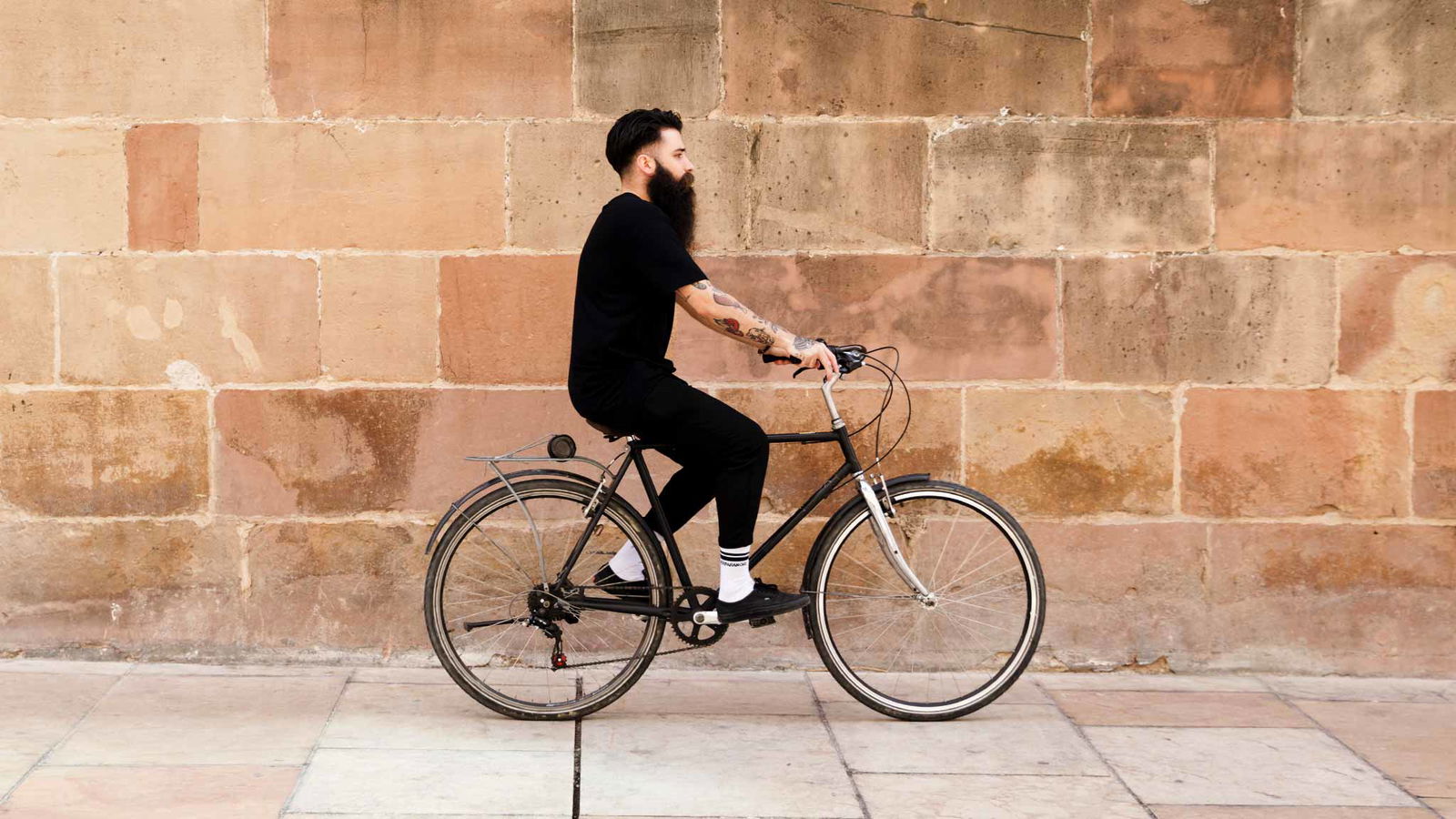 ragazzo su una bicicletta