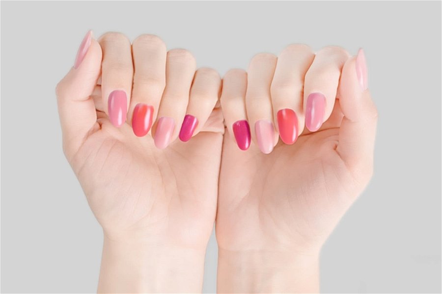 unghie smaltate con palette rosa 