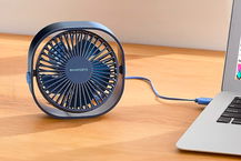 ventilatore usb attaccato al mac su scrivania