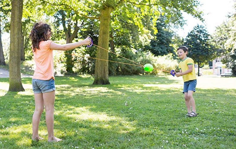 bambini nel parco che giocano a boing