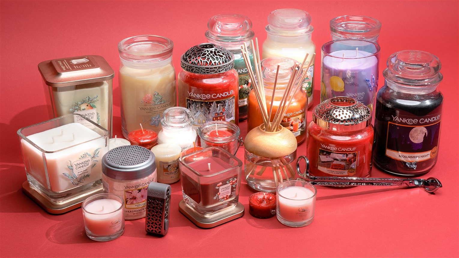 yankee candle tutti i prodotti su sfondo rosso