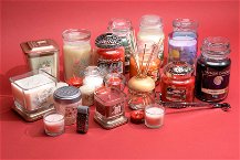 yankee candle tutti i prodotti su sfondo rosso