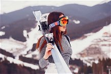 donna con abbigliamento termico per sciare 