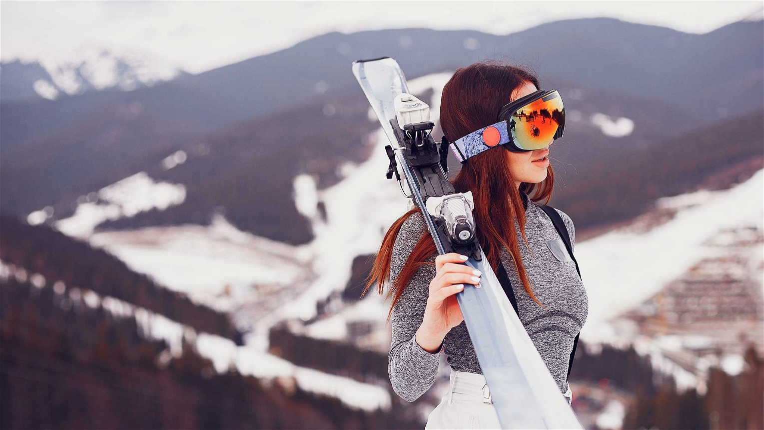 donna con abbigliamento termico per sciare 