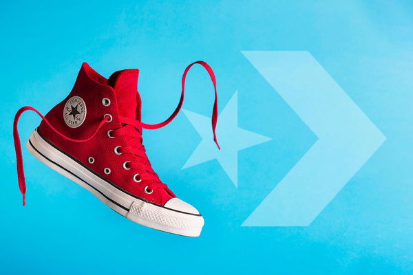 Converse scarpa rossa sfondo blu