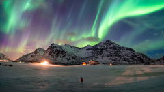 uomo sotto Aurora boreale islanda