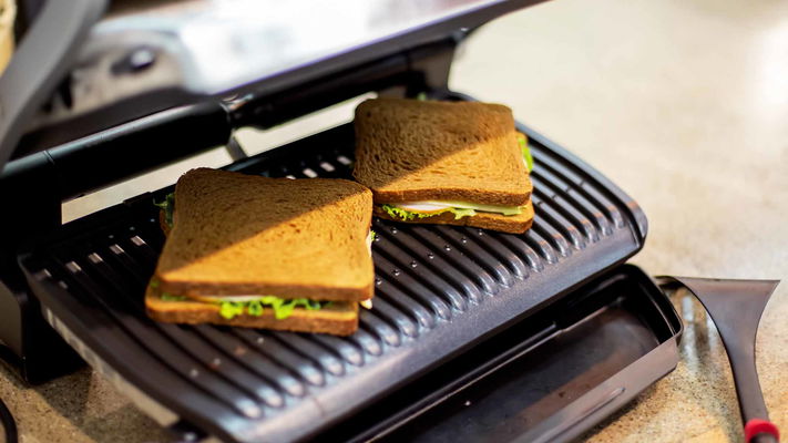 panini caldi su piastra tostapane elettrico in cucina