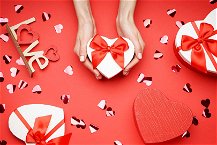 regali di san valentino personalizzati sfondo rosso