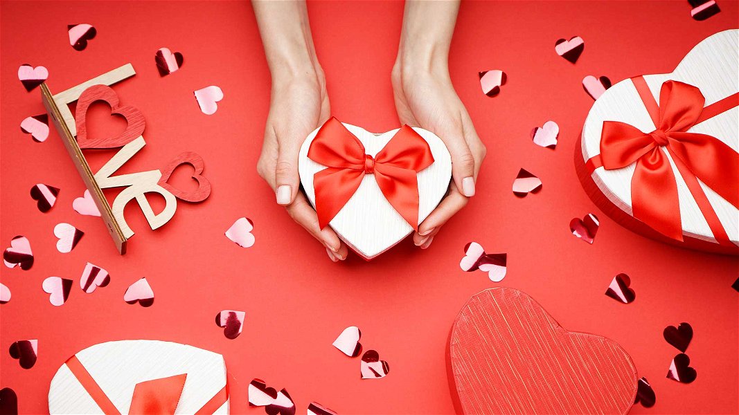regali di san valentino personalizzati sfondo rosso