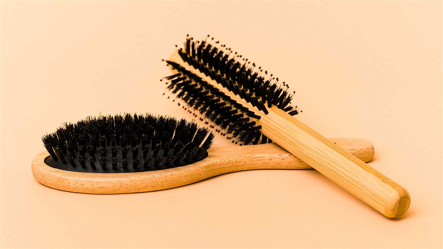 Due spazzole per capelli in setole di cinghiale e legno