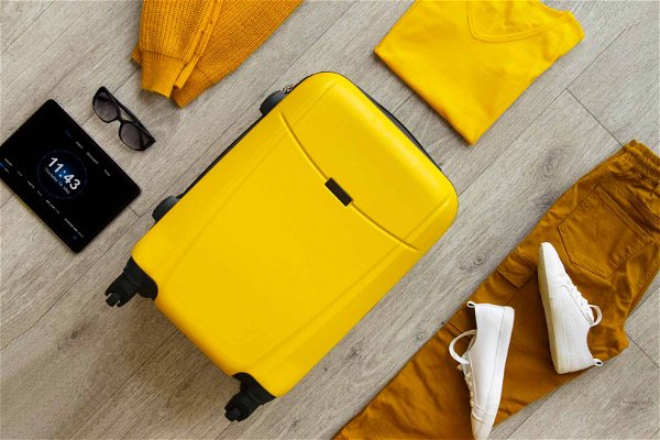 setup valigia gialla su pavimento