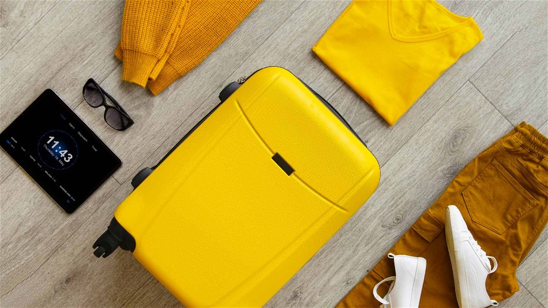 setup valigia gialla su pavimento