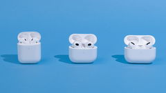 airpods apple confronto a 3 sfondo azzurro