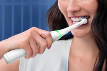 donna che usa spazzolino elettrico oral-b