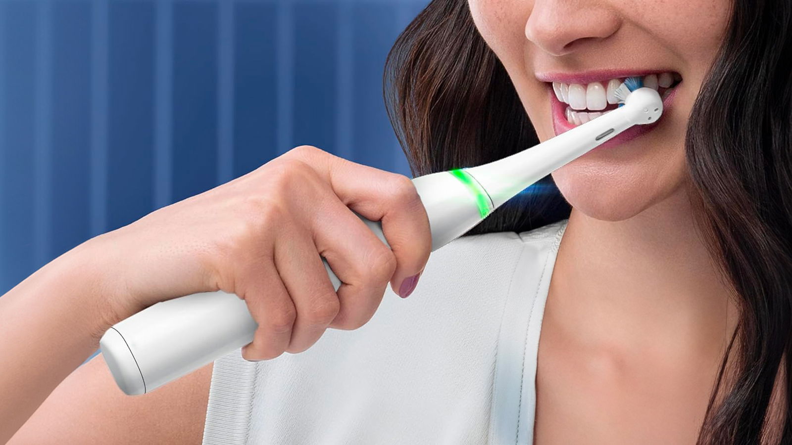 donna che usa spazzolino elettrico oral-b