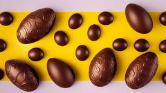 uova di pasqua cioccolato fondente su sfondo giallo