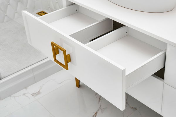 cassettiera bagno bianca con finiture oro 