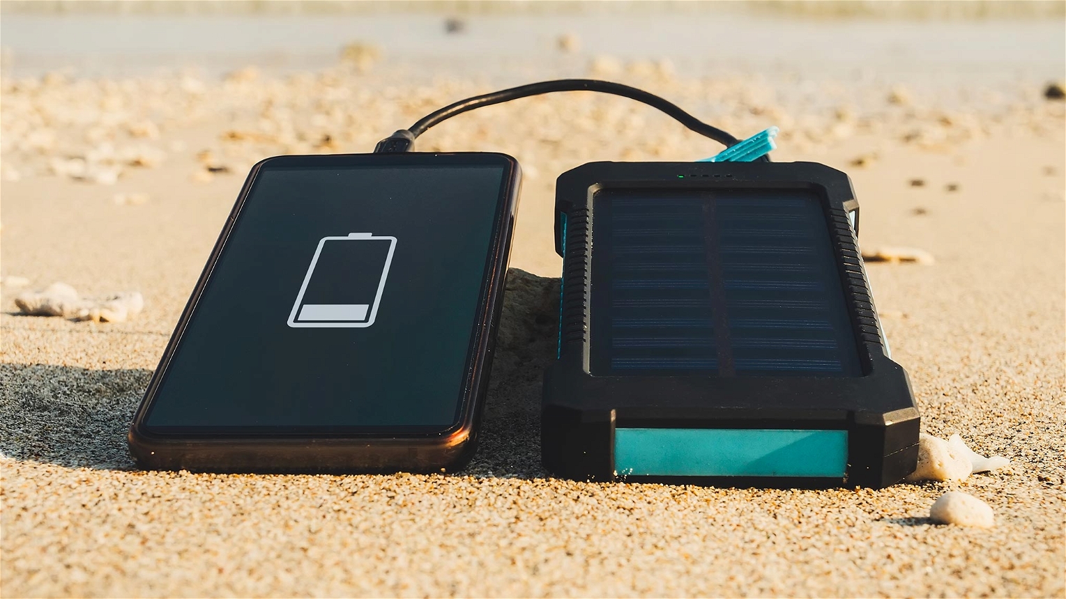 powerbank solare sulla spiaggia 