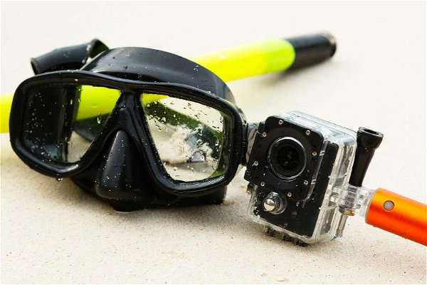 fotocamera subacquea con maschera 