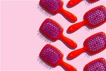 spazzole capelli ricci sfondo rosa