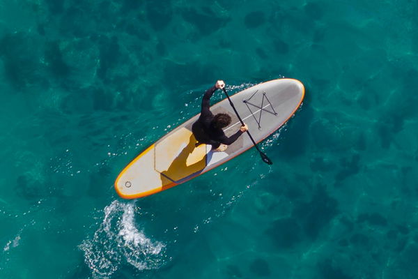 stand up paddle in mare visto dall'alto