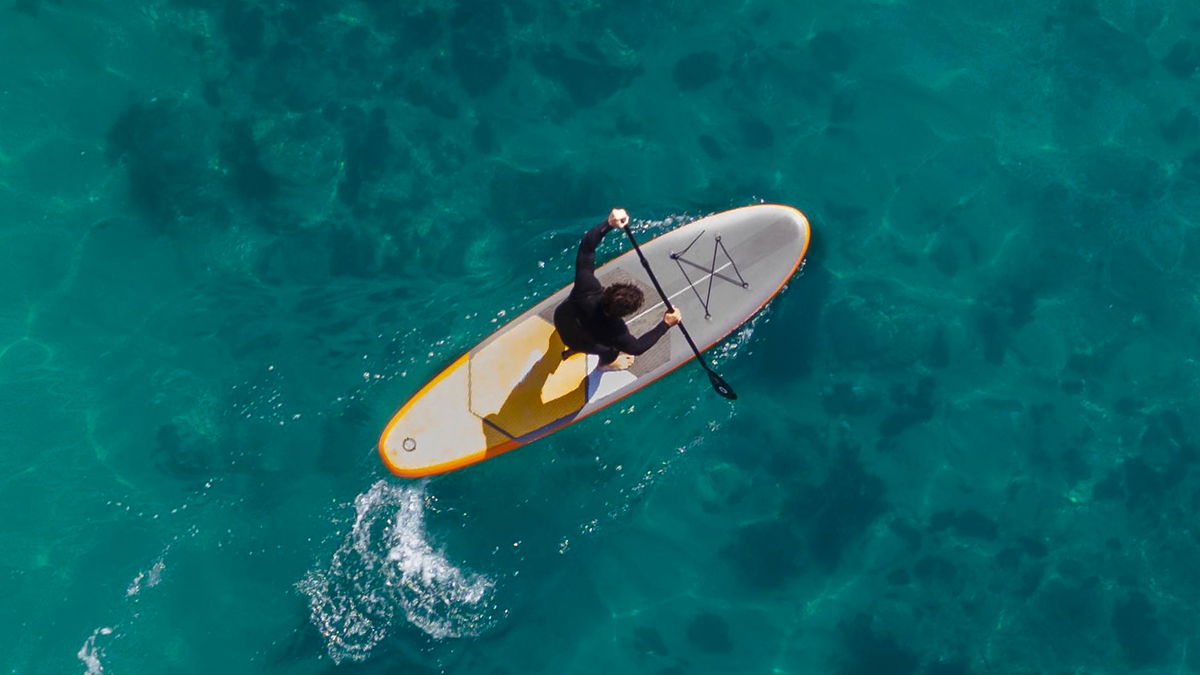 stand up paddle in mare visto dall'alto