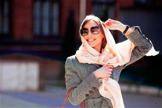 donna con foulard