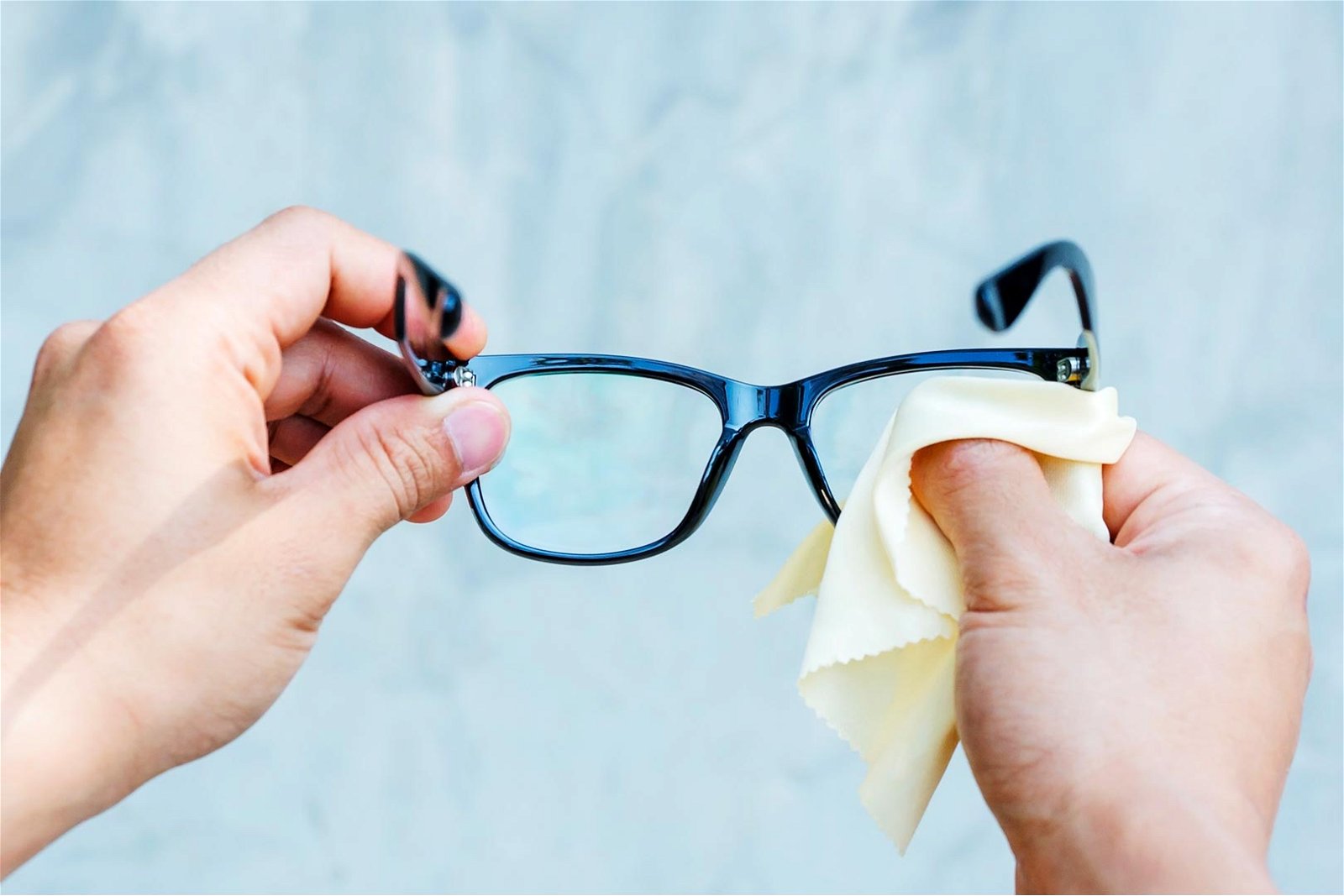Come pulire gli occhiali: i 3 modi per avere lenti perfette.