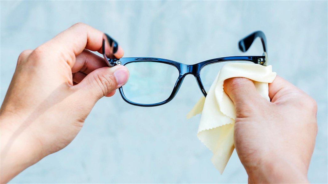 Come pulire gli occhiali: i 3 modi per avere lenti perfette.