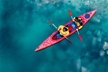 kayak gonfiabile rosso vista dall'alto