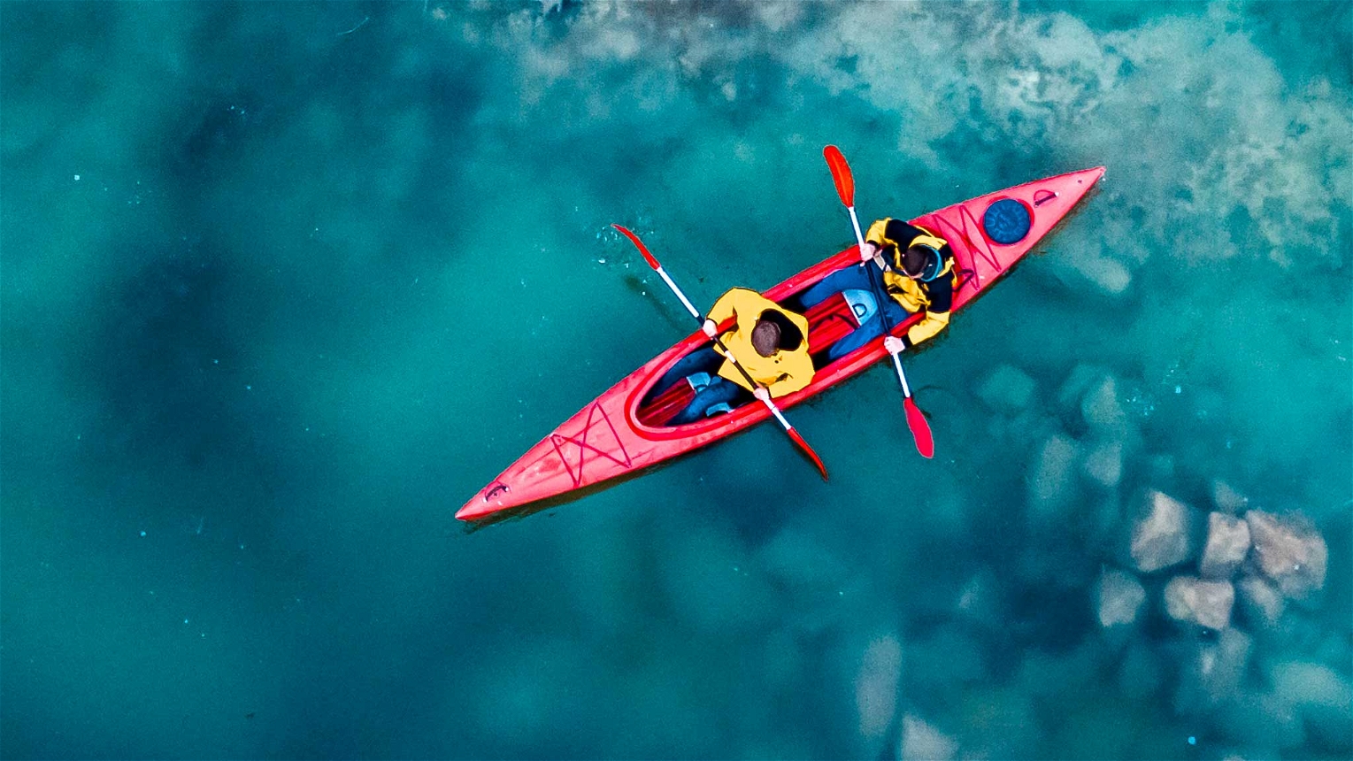 kayak gonfiabile rosso vista dall'alto