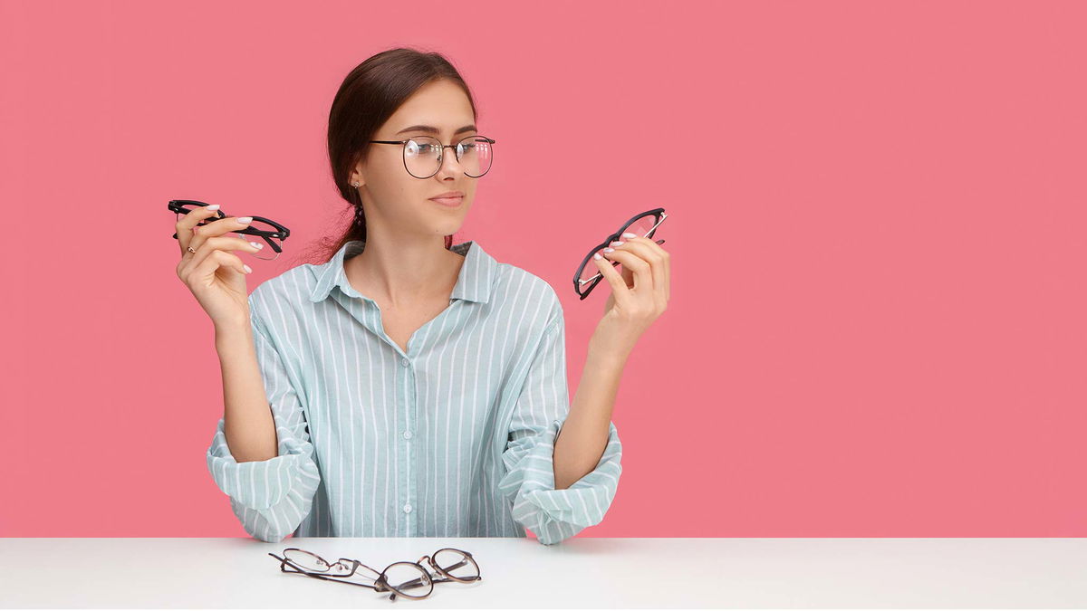 ragazza che sceglie occhiali da vista 