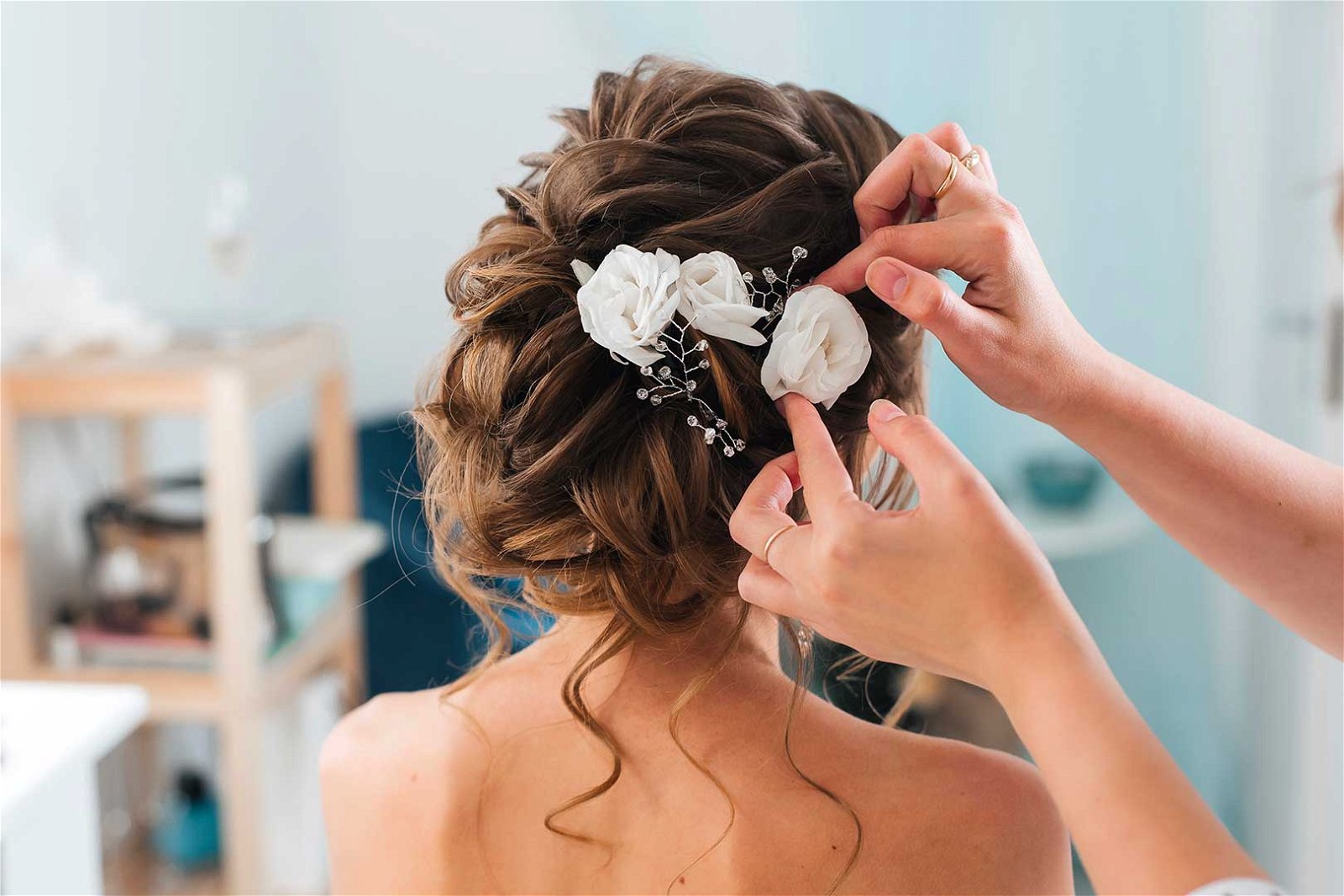 Spose raffinate con gli accessori per capelli da cerimonia.