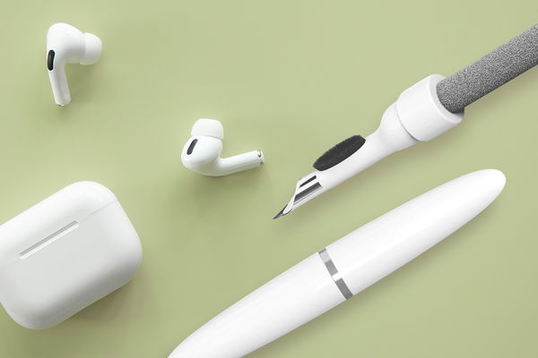 accessorio per pulire cuffie e airpods