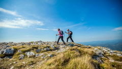 uomo e donna fanno trekking