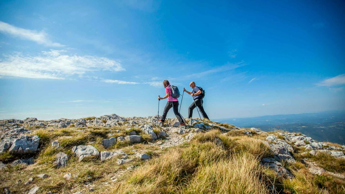 uomo e donna fanno trekking