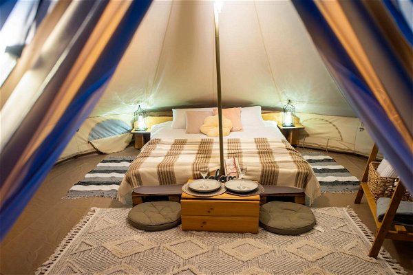 letto dentro una tenda da campeggio