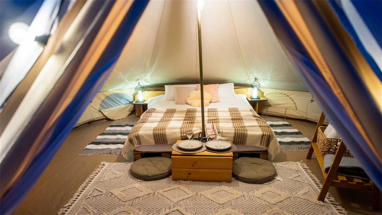 letto dentro una tenda da campeggio