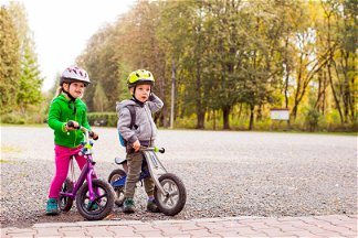bambini sulla bici senza pedali