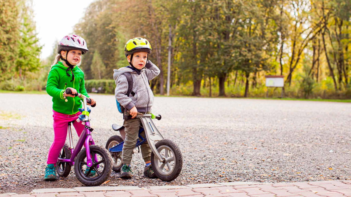 bambini sulla bici senza pedali