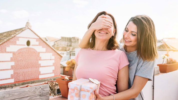 ragazza fa un regalo a sorpresa alla sua amica