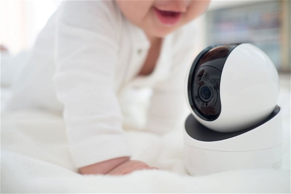 neonato vicino a telecamera baby monitor
