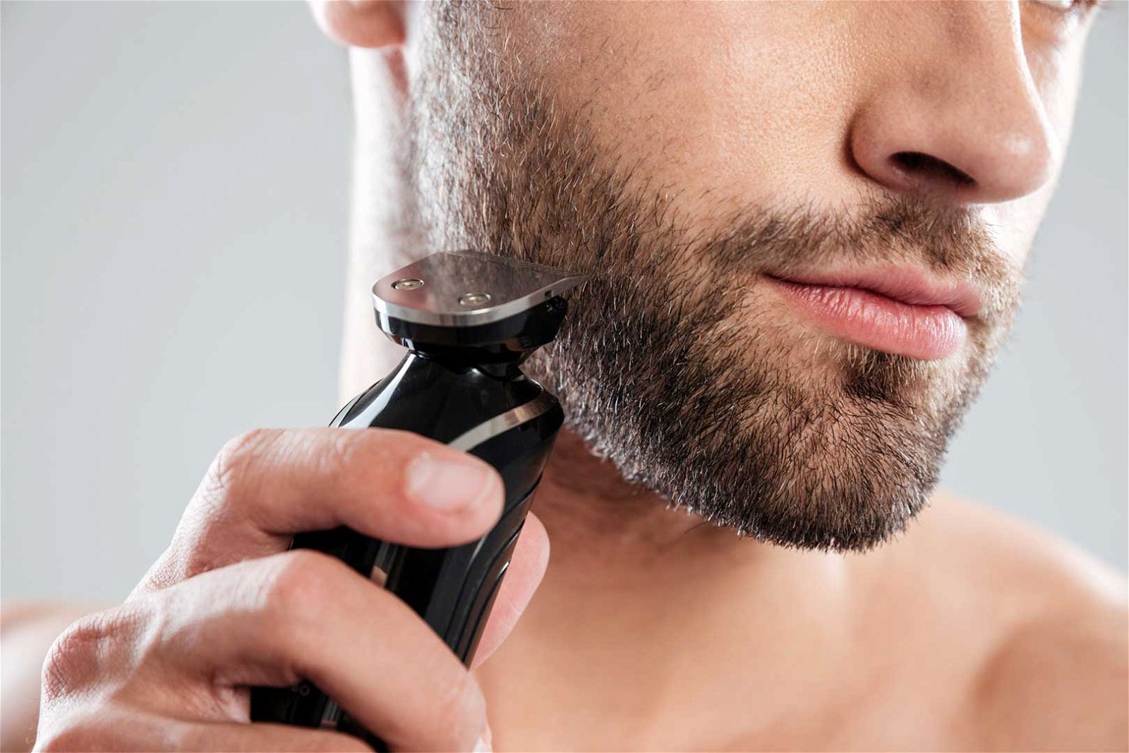 Barba e capelli sempre in ordine con il rasoio elettrico.