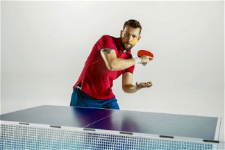 ragazz gioca a ping pong