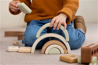 bambino gioca con giocattolo in legno