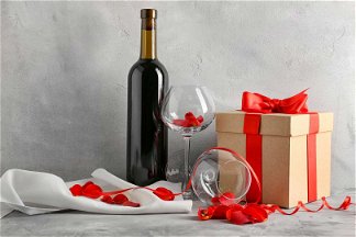 vino rosso con bicchiere e pacchetto regalo